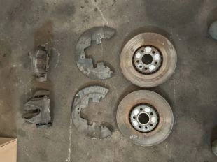 Комплект передних тормозов