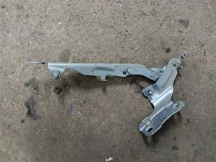 Петля капота