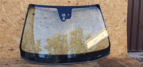 Стекло лобовое